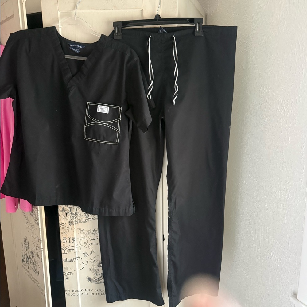 Very Gently Preowned Blue Sky Shelby Black/White Skinny Scrub Set - Picture 8 of 14
